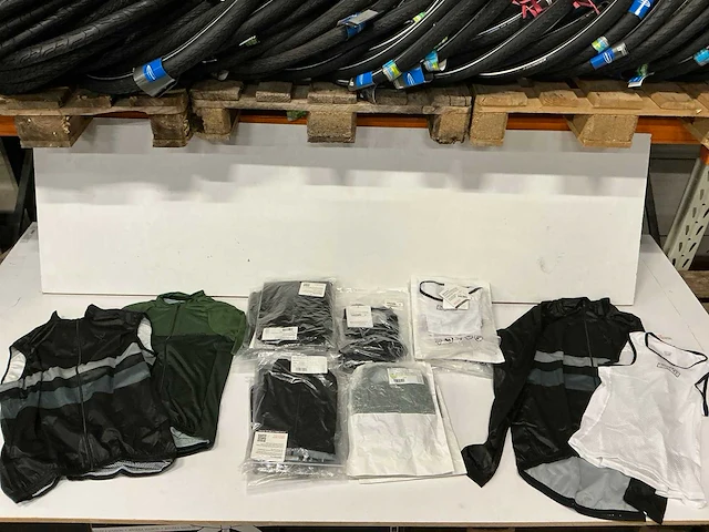 Partij diverse bioracer/sport2x fietskleding (26x) - afbeelding 1 van  13
