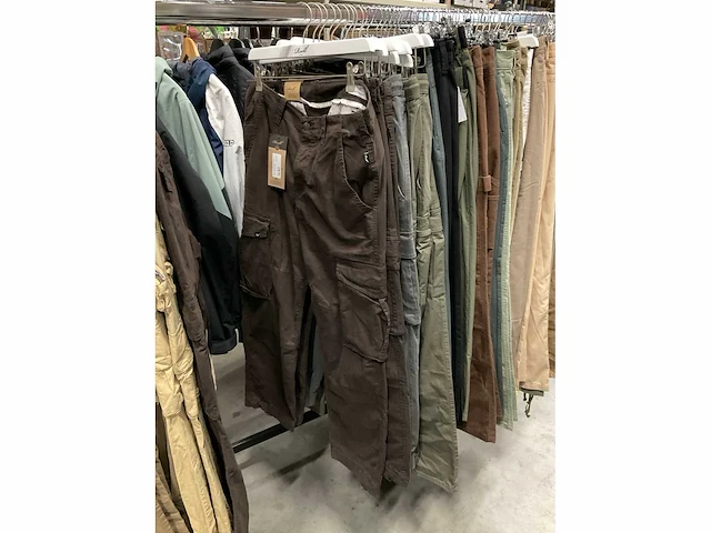 Partij diverse broeken o.a brixton/volcom/quiksilver/reell/etc (54x) - afbeelding 12 van  17