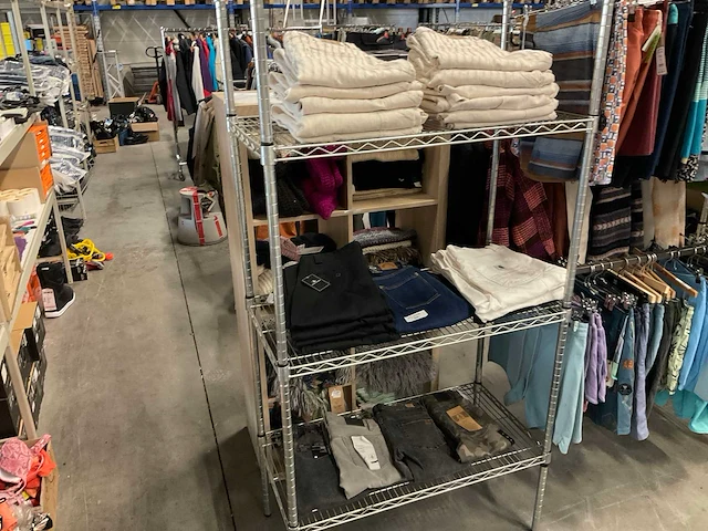 Partij diverse broeken o.a roxy/volcom/rvca/carhartt (23x) - afbeelding 1 van  12