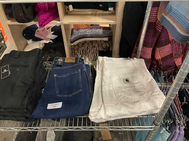 Partij diverse broeken o.a roxy/volcom/rvca/carhartt (23x) - afbeelding 7 van  12
