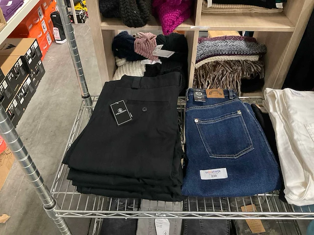Partij diverse broeken o.a roxy/volcom/rvca/carhartt (23x) - afbeelding 8 van  12