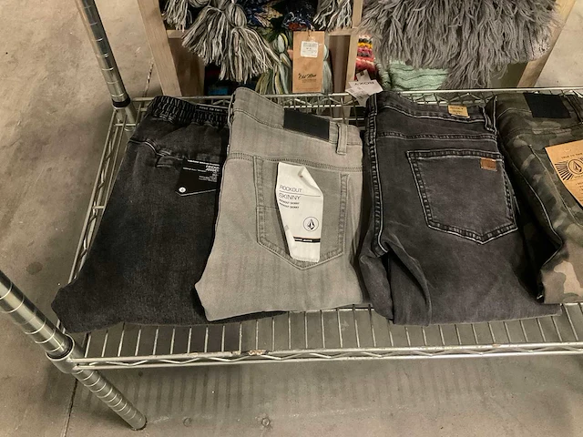 Partij diverse broeken o.a roxy/volcom/rvca/carhartt (23x) - afbeelding 9 van  12