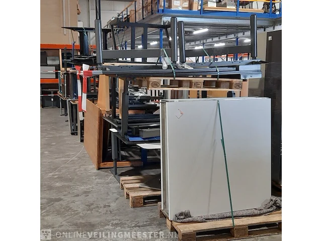 Partij diverse bureaus en tafels - afbeelding 5 van  8