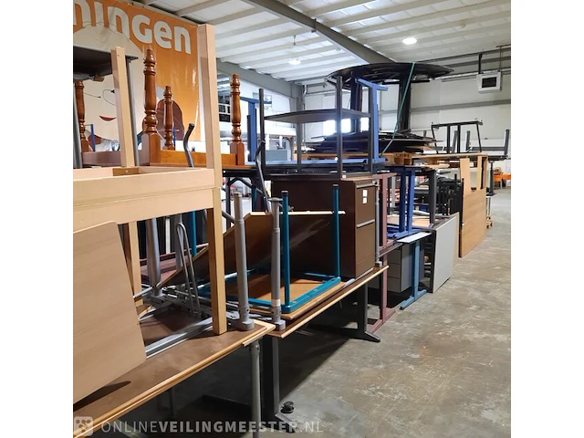 Partij diverse bureaus en tafels - afbeelding 8 van  8