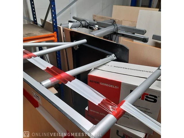 Partij diverse bureaus en tafels - afbeelding 5 van  6