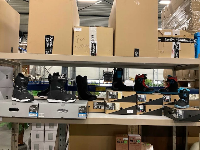Partij diverse burton boots (11x) - afbeelding 1 van  13