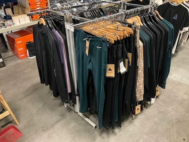 Partij diverse burton thermokleding (89x) - afbeelding 1 van  26