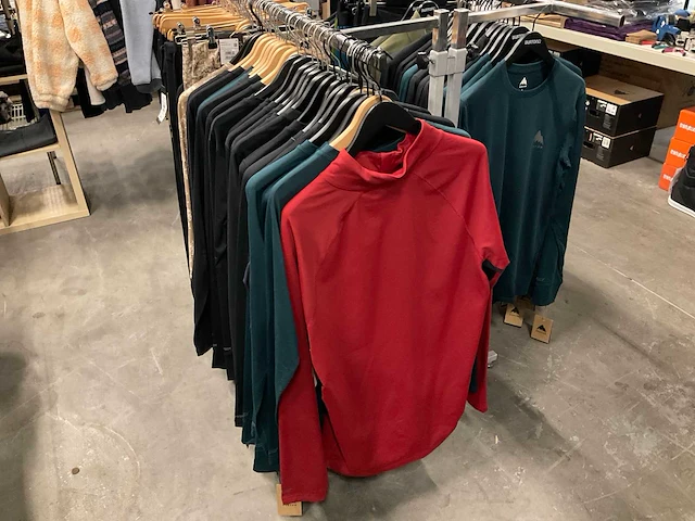 Partij diverse burton thermokleding (89x) - afbeelding 12 van  26