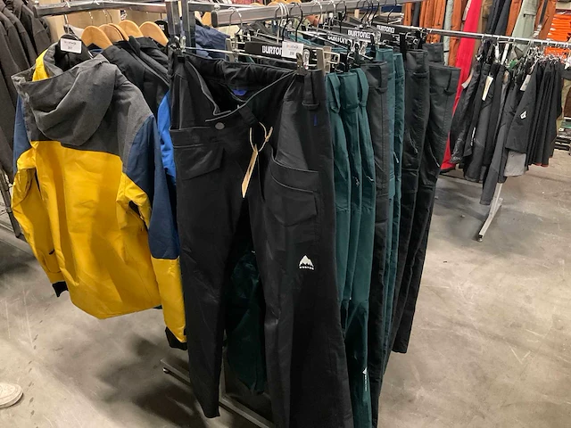 Partij diverse burton wintersportbroeken (11x) - afbeelding 1 van  17