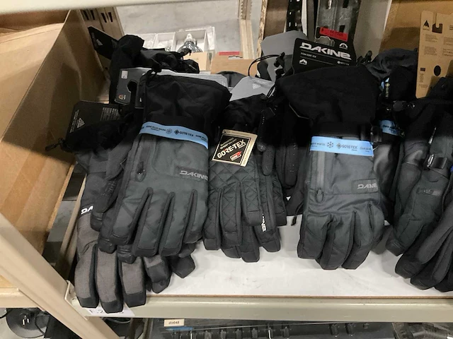 Partij diverse burton/dakine handschoenen (35x) - afbeelding 4 van  11