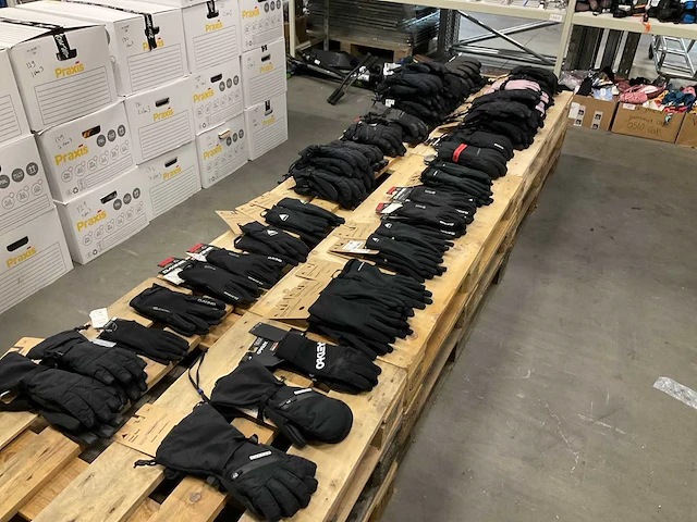 Partij diverse burton/oakleydakine handschoenen (63x) - afbeelding 1 van  10
