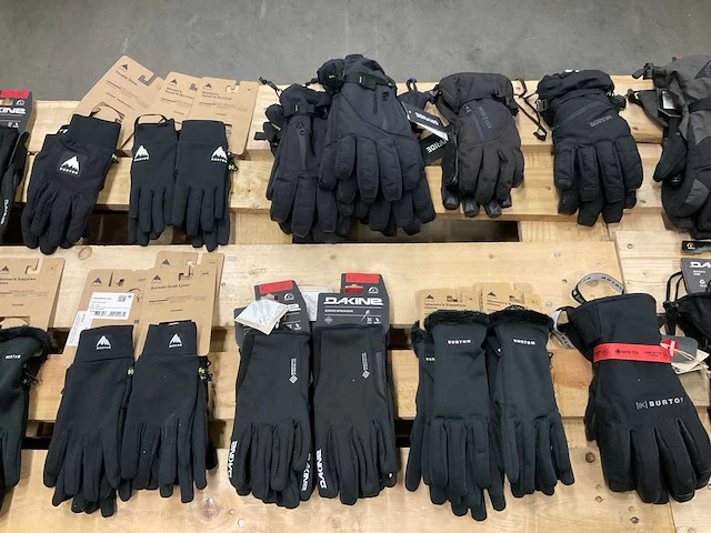 Partij diverse burton/oakleydakine handschoenen (63x) - afbeelding 4 van  10