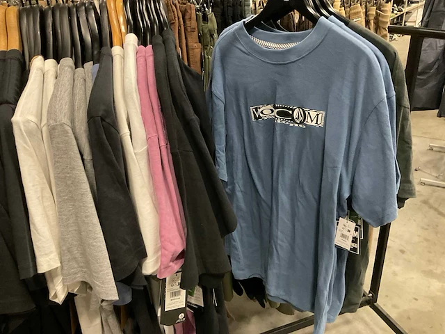 Partij diverse burton/oxbow/volcom/huf t-shirts (59x) - afbeelding 5 van  26