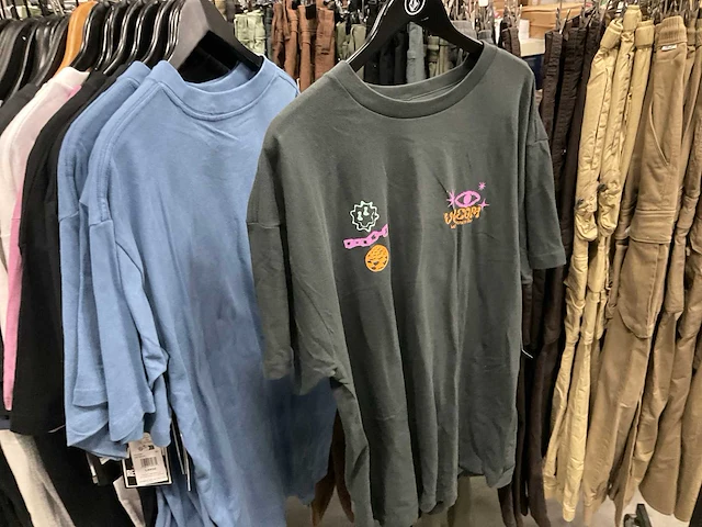Partij diverse burton/oxbow/volcom/huf t-shirts (59x) - afbeelding 6 van  26