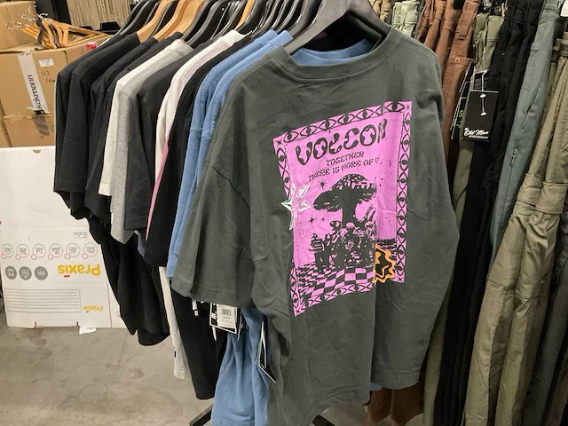 Partij diverse burton/oxbow/volcom/huf t-shirts (59x) - afbeelding 7 van  26