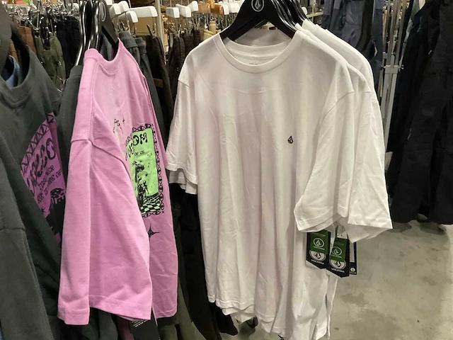 Partij diverse burton/oxbow/volcom/huf t-shirts (59x) - afbeelding 8 van  26