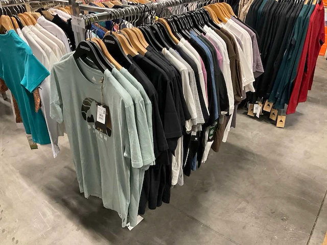 Partij diverse burton/oxbow/volcom/huf t-shirts (59x) - afbeelding 1 van  26