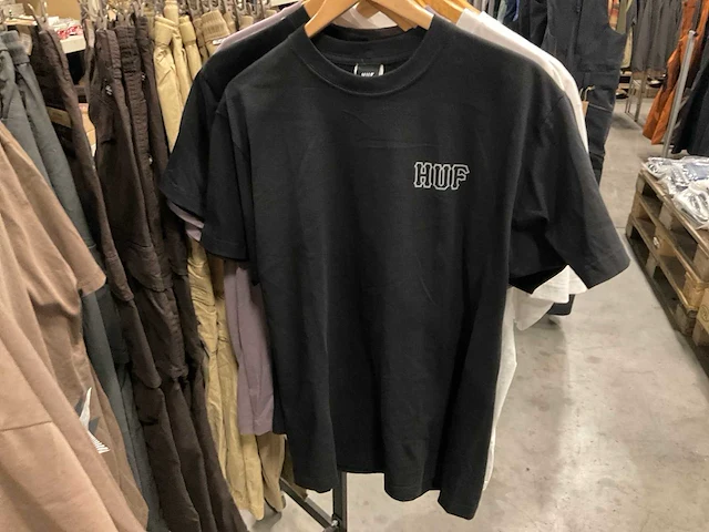 Partij diverse burton/oxbow/volcom/huf t-shirts (59x) - afbeelding 13 van  26