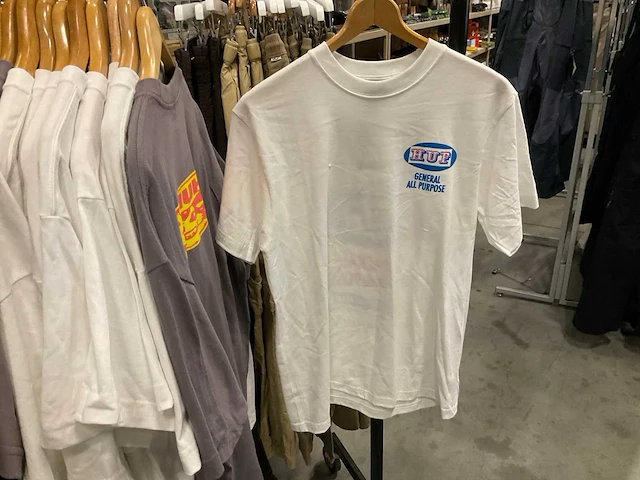 Partij diverse burton/oxbow/volcom/huf t-shirts (59x) - afbeelding 19 van  26