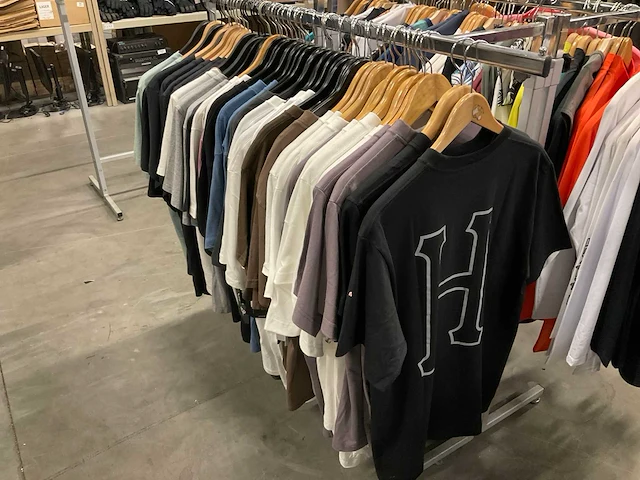 Partij diverse burton/oxbow/volcom/huf t-shirts (59x) - afbeelding 12 van  26