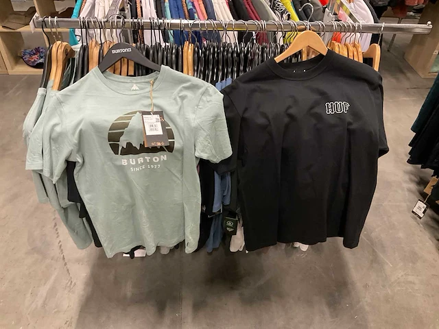 Partij diverse burton/oxbow/volcom/huf t-shirts (59x) - afbeelding 20 van  26