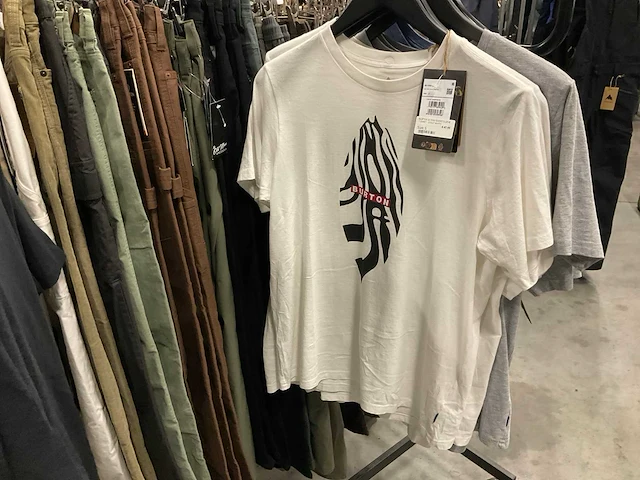 Partij diverse burton/oxbow/volcom/huf t-shirts (59x) - afbeelding 23 van  26
