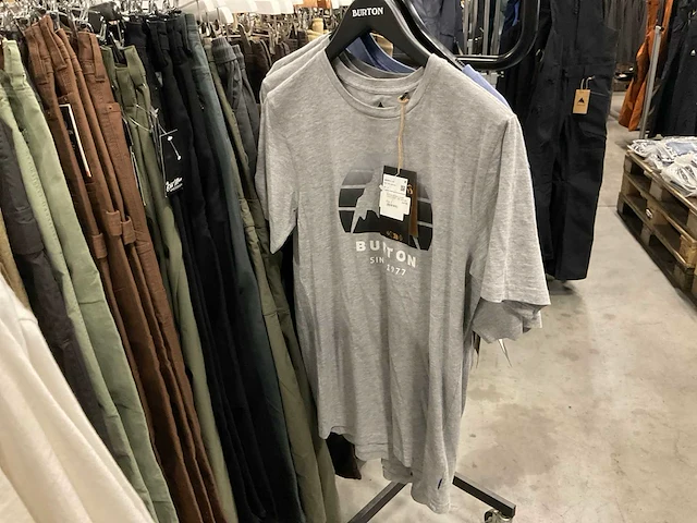 Partij diverse burton/oxbow/volcom/huf t-shirts (59x) - afbeelding 24 van  26