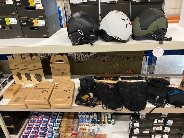 Partij diverse burton/quiksilver bescherming (22x) - afbeelding 1 van  15