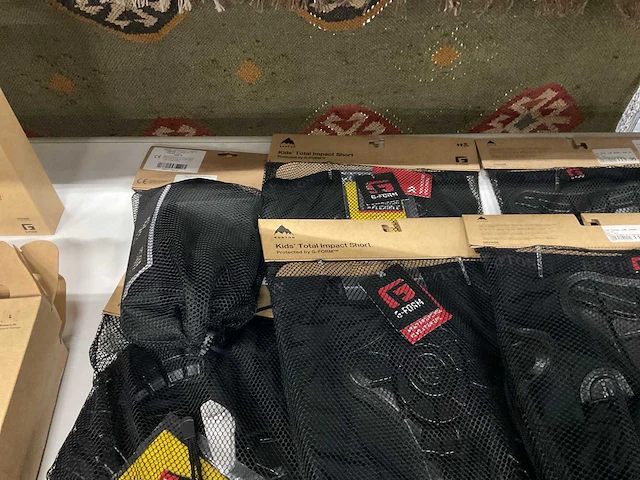 Partij diverse burton/quiksilver bescherming (22x) - afbeelding 12 van  15