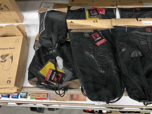Partij diverse burton/quiksilver bescherming (22x) - afbeelding 13 van  15