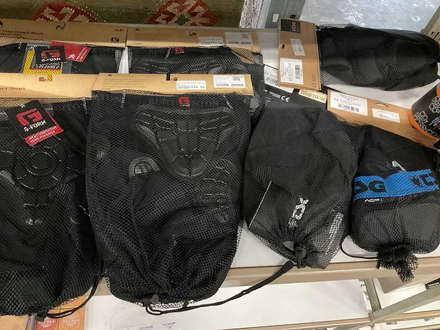 Partij diverse burton/quiksilver bescherming (22x) - afbeelding 14 van  15