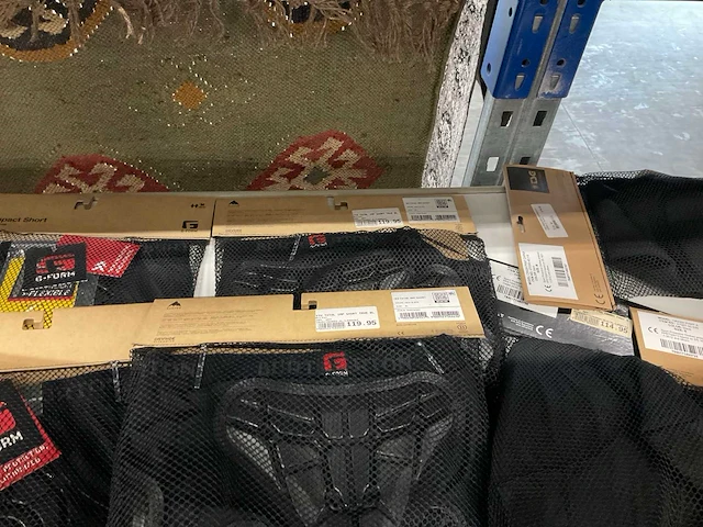 Partij diverse burton/quiksilver bescherming (22x) - afbeelding 15 van  15