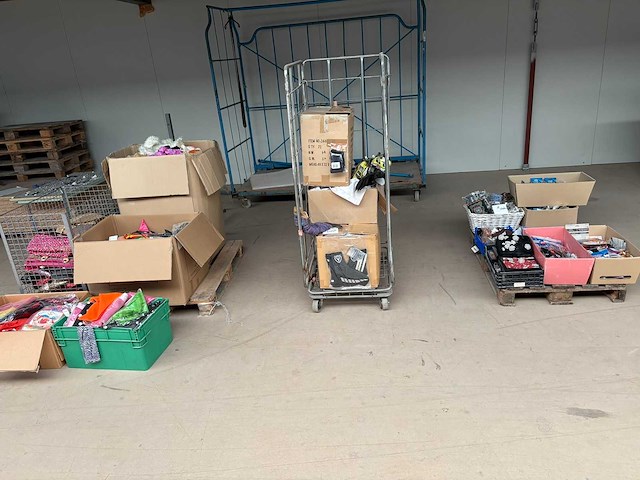 Partij diverse carnavals artikelen - afbeelding 1 van  4