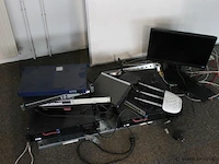 Partij diverse computeronderdelen bestaande uit o.a. diverse switches, beeldscherm & toetsenbord - afbeelding 1 van  4