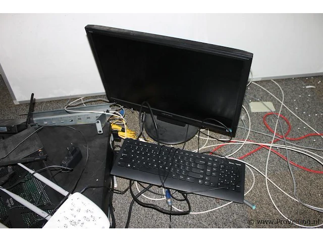 Partij diverse computeronderdelen bestaande uit o.a. diverse switches, beeldscherm & toetsenbord - afbeelding 2 van  4