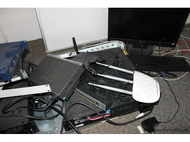 Partij diverse computeronderdelen bestaande uit o.a. diverse switches, beeldscherm & toetsenbord - afbeelding 3 van  4