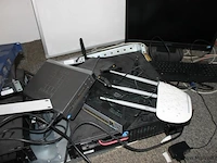 Partij diverse computeronderdelen bestaande uit o.a. diverse switches, beeldscherm & toetsenbord - afbeelding 3 van  4