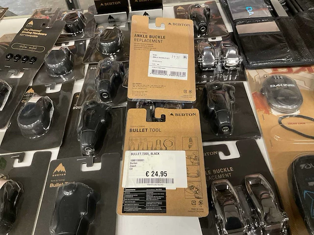 Partij diverse dakine/burton accessoires (57x) - afbeelding 8 van  18