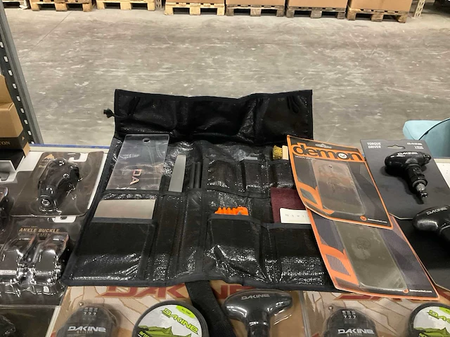 Partij diverse dakine/burton accessoires (57x) - afbeelding 13 van  18