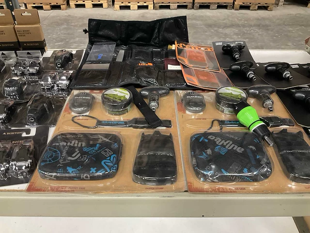 Partij diverse dakine/burton accessoires (57x) - afbeelding 14 van  18