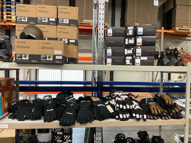 Partij diverse dakine/burton handschoenen (45x) - afbeelding 1 van  12