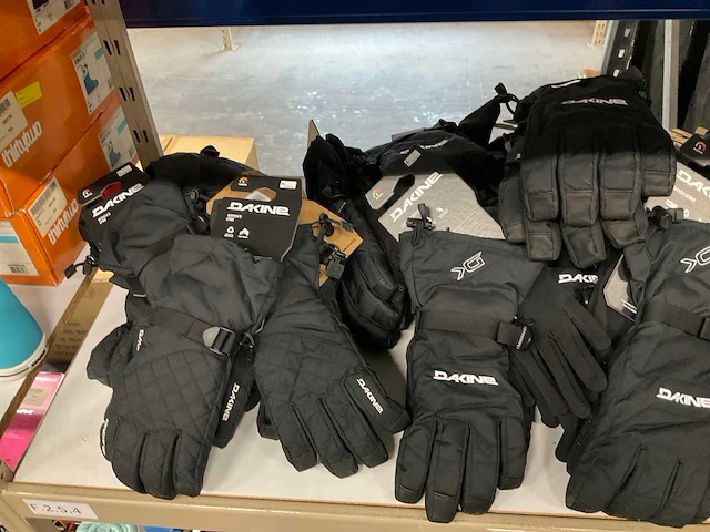 Partij diverse dakine/burton handschoenen (45x) - afbeelding 5 van  12