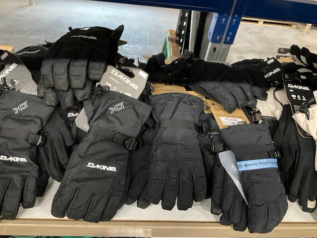 Partij diverse dakine/burton handschoenen (45x) - afbeelding 6 van  12