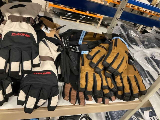 Partij diverse dakine/burton handschoenen (45x) - afbeelding 8 van  12