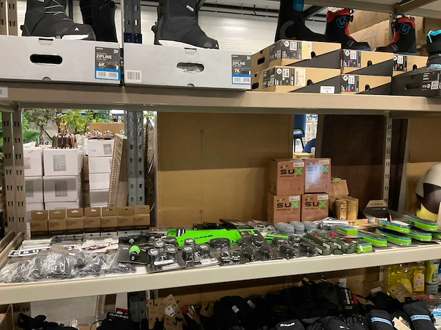 Partij diverse dakine/burton/fyx/danner items (150x) - afbeelding 1 van  25