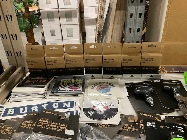 Partij diverse dakine/burton/fyx/danner items (150x) - afbeelding 12 van  25