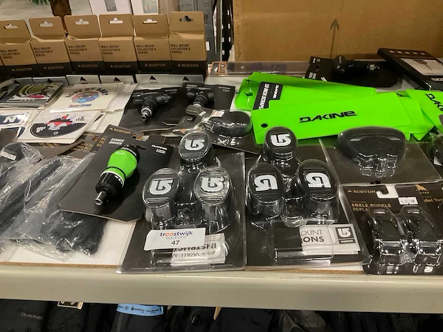 Partij diverse dakine/burton/fyx/danner items (150x) - afbeelding 21 van  25