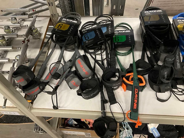 Partij diverse dakine/creatures of leisures leashes (35x) - afbeelding 8 van  15