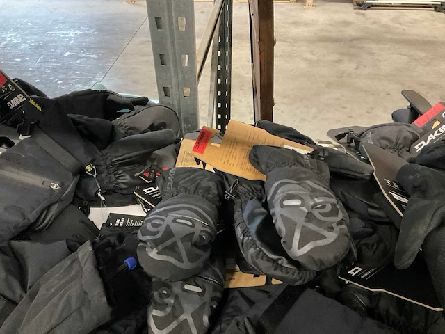 Partij diverse dakine/primaloft handschoenen (36x) - afbeelding 13 van  16