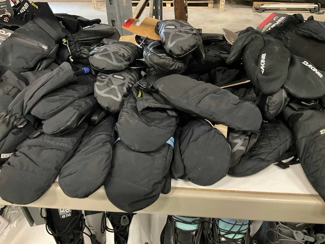 Partij diverse dakine/primaloft handschoenen (36x) - afbeelding 14 van  16